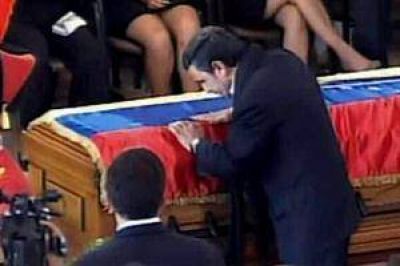 Ahmadinejad bes� el f�retro de Hugo Ch�vez y fue aplaudido de pie