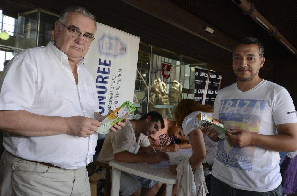 SE LLEVA A CABO EN EL MUNICIPIO DE LAN�S  LA ENTREGA DE L�MPARAS DE BAJO CONSUMO