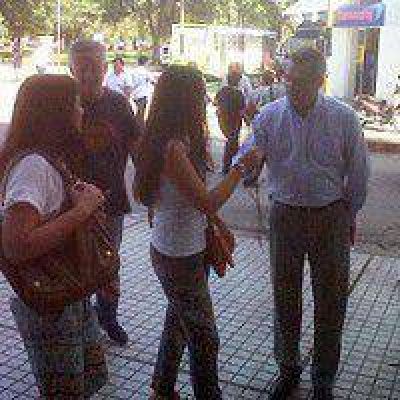 Socialista regalaron m�s de mil flores a las mujeres chaque�as