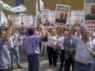 Los bancarios acusaron a Cacho de "proxeneta" y exigen a Alperovich "que entregue a los asesinos de Paulina"