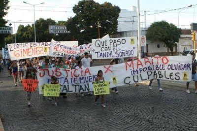 Fuertes cuestionamientos al Municipio y a la polic�a en la marcha por j�venes asesinados