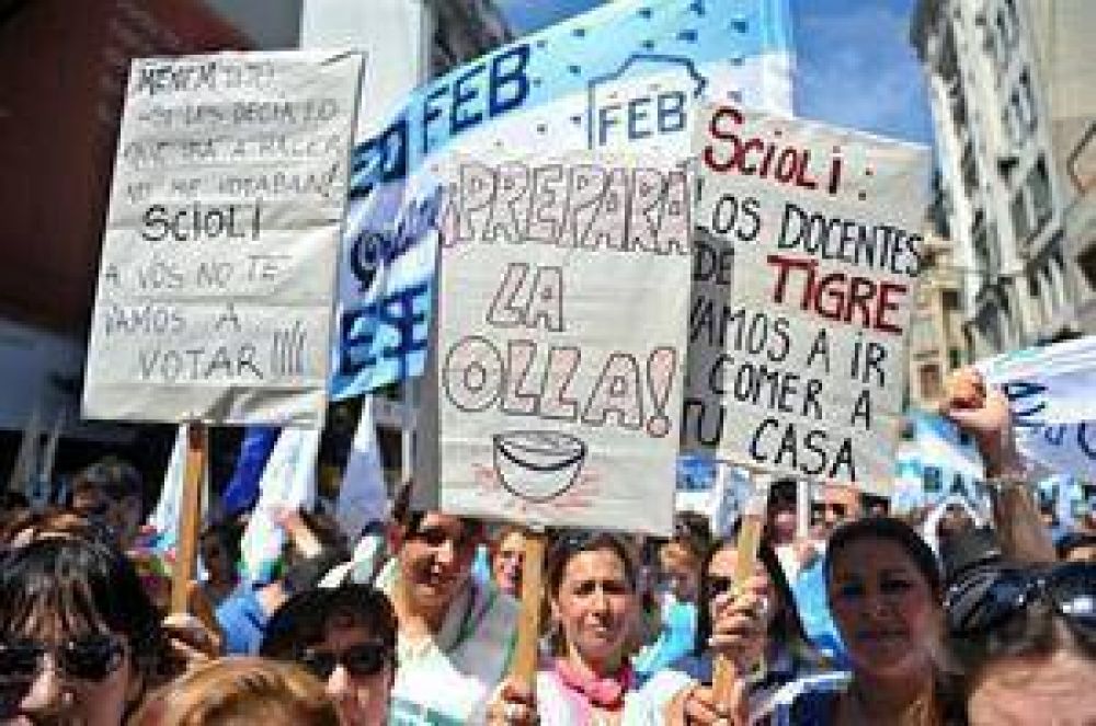 Los gremios docentes y estatales endurecen sus reclamos a Scioli