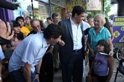 Gustavo Posse y Jorge Macri recorrieron el centro de Merlo