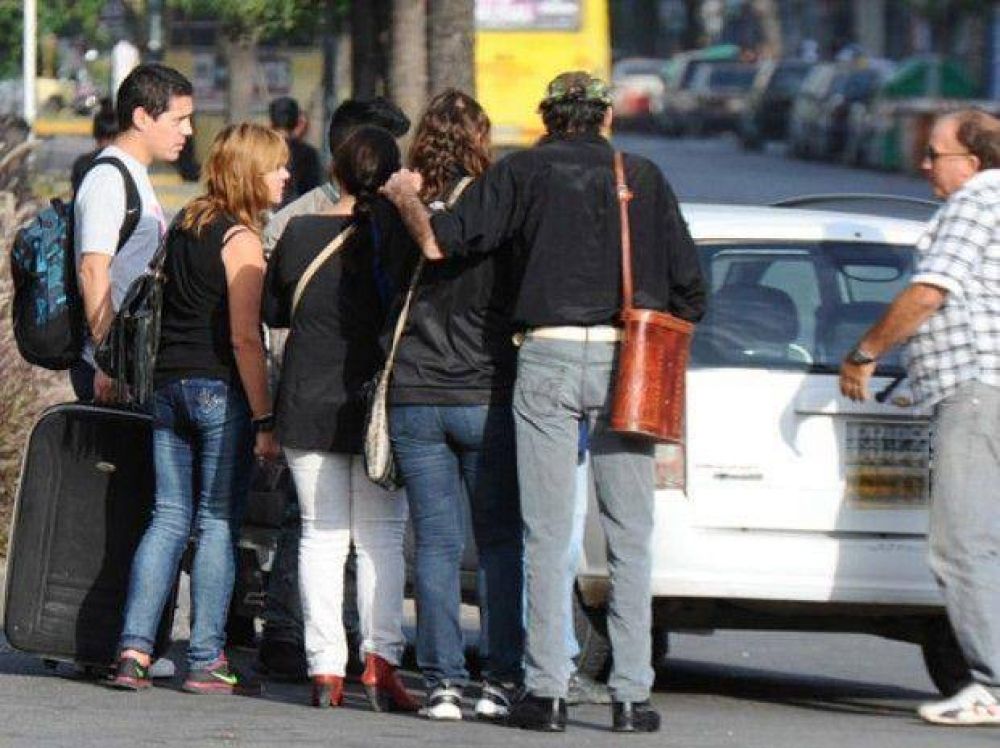 Sigue el conflicto: Los taxistas preparan un paro nocturno