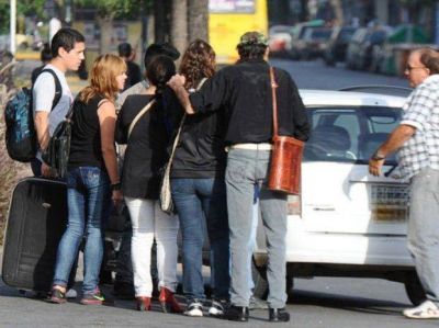Sigue el conflicto: Los taxistas preparan un paro nocturno