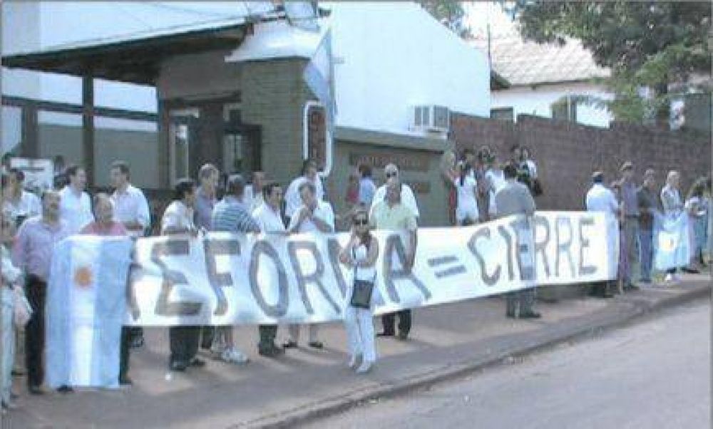 Contra la reforma nacional, abrazan simb�licamente al Storni 
