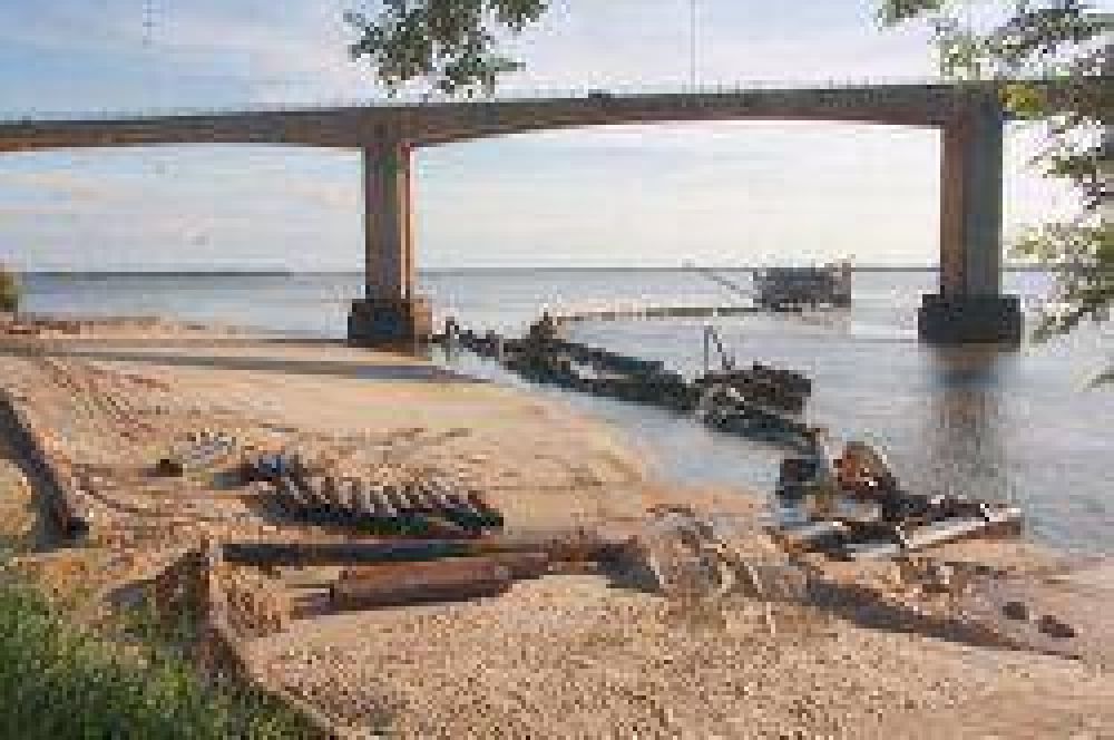 Contin�a el refulado que podr�a da�ar las columnas del Puente