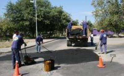 Quintela lanz� un plan de bacheo con indirectas al gobierno