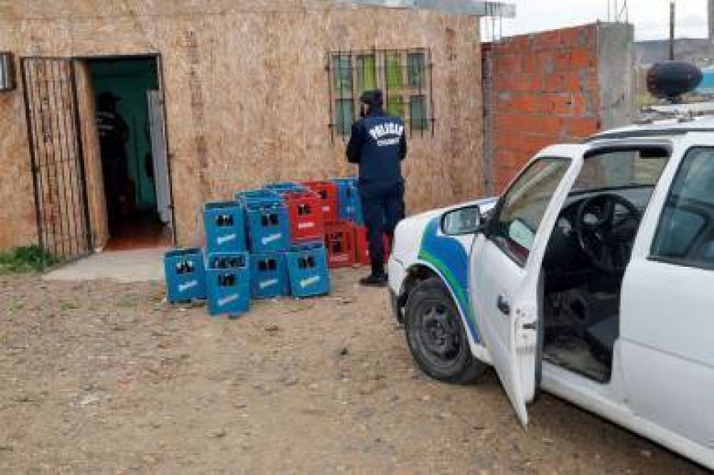 Allanan cuatro domicilios por venta ilegal de bebidas