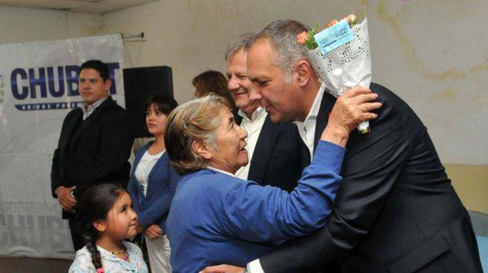Buzzi entreg� 16 viviendas, t�tulos de propiedad y varios aportes en Tecka