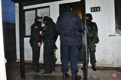 Inspeccionan casa y auto por drogas