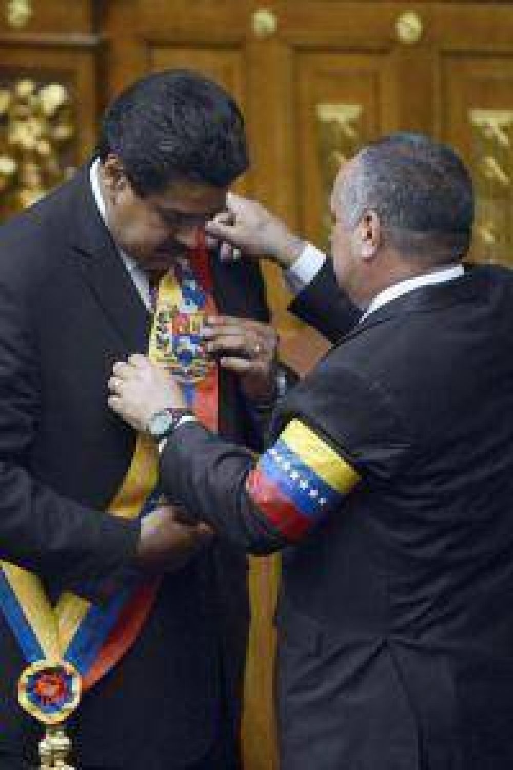 Maduro asumi� la presidencia y pidi� convocar "inmediatamente" a elecciones