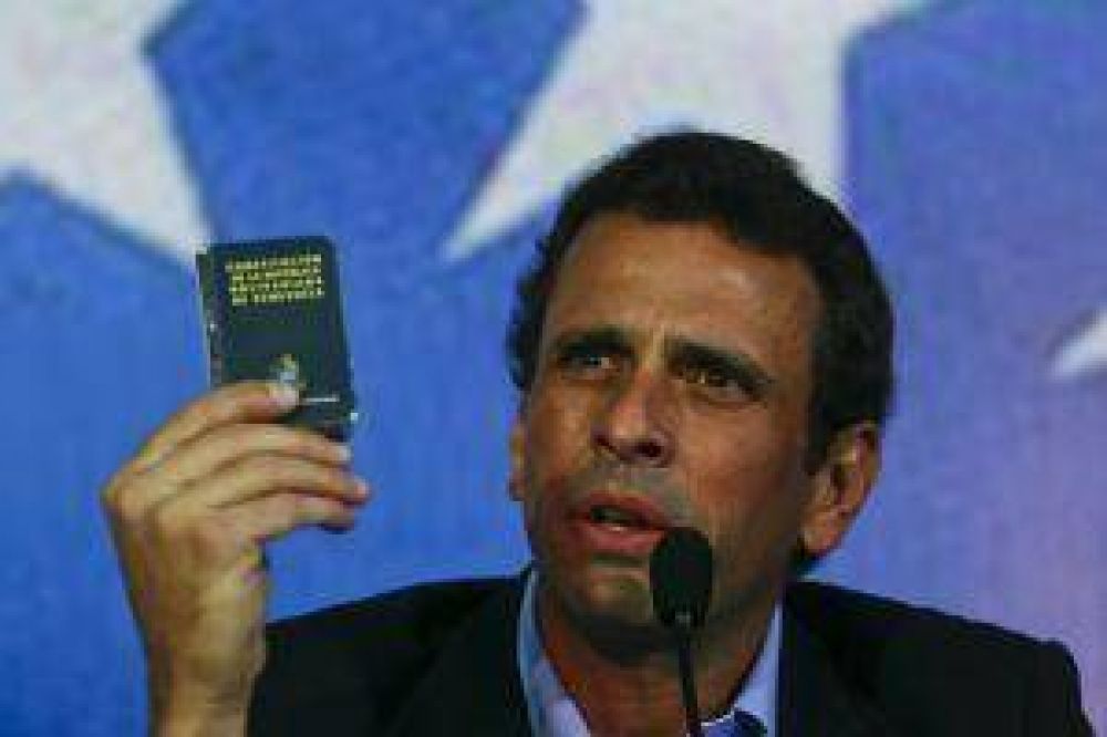Capriles tild� de "fraudulenta" la jura de Maduro