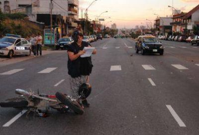Motociclista gravemente herido al chocar contra un taxi en Juan B. Justo y Don Orione