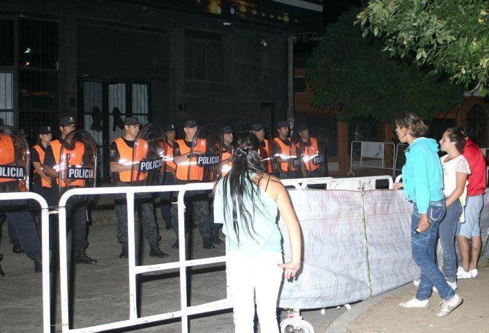 Familiares de Maciel se manifestaron en las puertas de Sol bajo un fuerte operativo policial