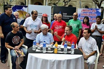Alrededor de 500 vecinos rezaron por San Fernando en la Plaza Mitre