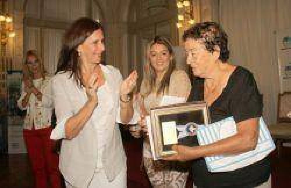 Distinguieron a mujeres deportistas y de la cultura por el D�a de la Mujer