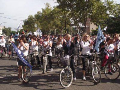 Los docentes realizaron la 'Bicicleteada por la Educaci�n P�blica' 