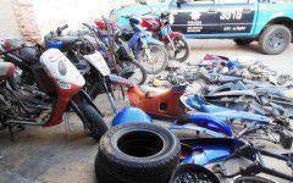 Desbaratan desarmadero de motos