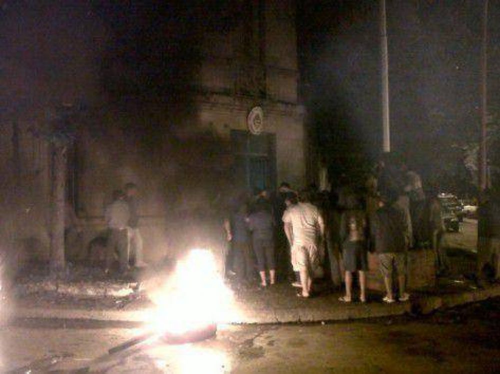 Matan a una joven en un asalto a metros de la Comisar�a Segunda, hubo manifestaci�n y destrozos.