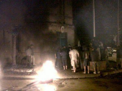 Matan a una joven en un asalto a metros de la Comisar�a Segunda, hubo manifestaci�n y destrozos.