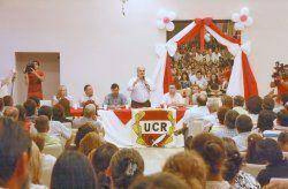 En cumbre radical, Colombi volvi� a criticar duramente al kirchnerismo