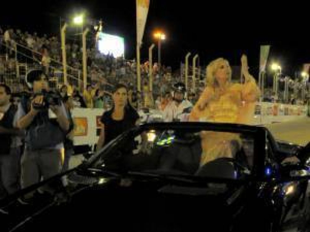 Mirtha Legrand, la Madrina del Carnaval ingres� al samb�dromo