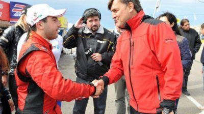 P�rez Cat�n premio a los ganadores de las series de la Clase 2 del Turismo Nacional