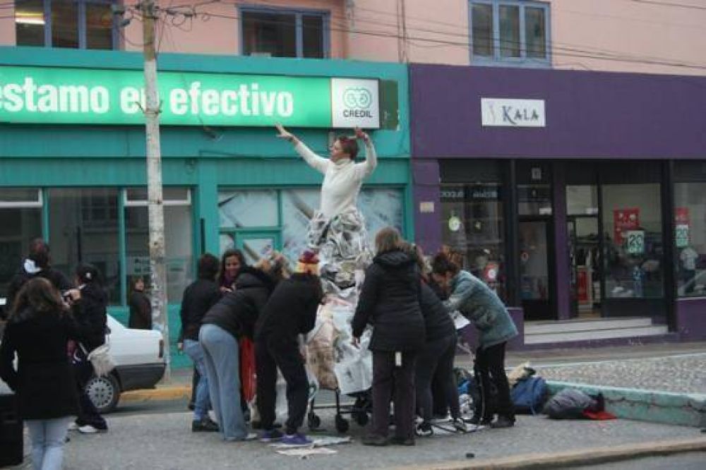 El taller �A dos cuadras de la luna� homenaje� a las mujeres en su d�a