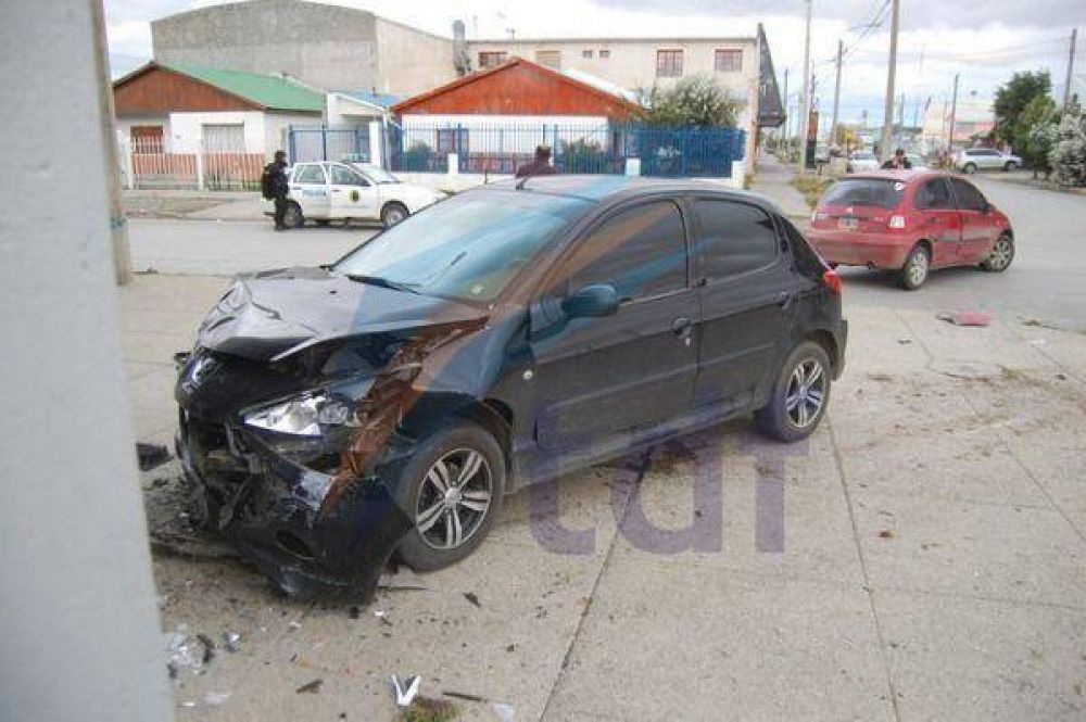 Violento accidente dej� tres heridos y un auto contra un inmueble