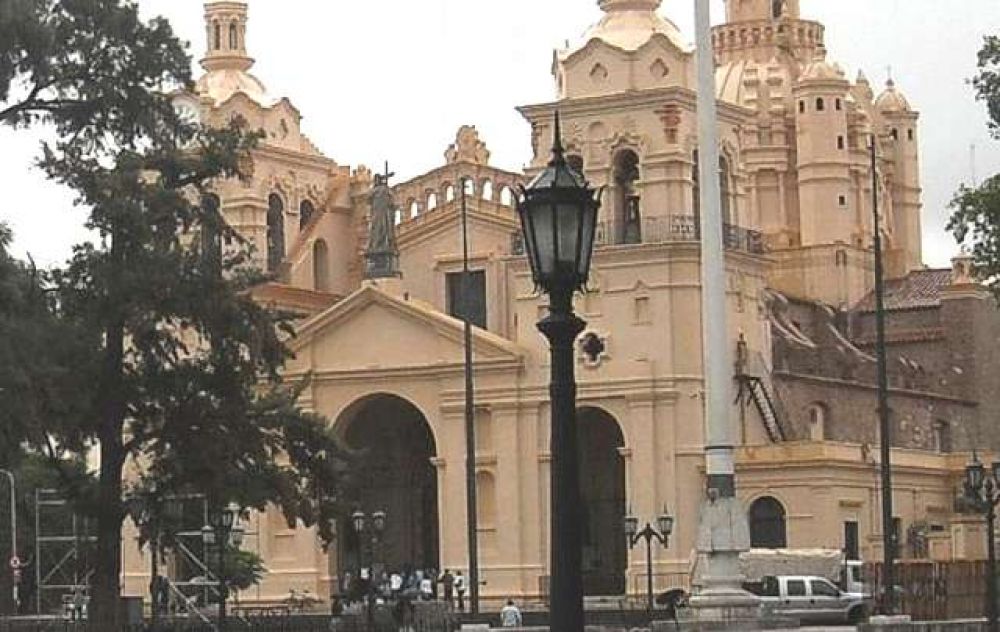  Fue a rezar a la Catedral de C�rdoba y qued� encerrado