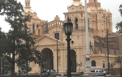 Fue a rezar a la Catedral de C�rdoba y qued� encerrado