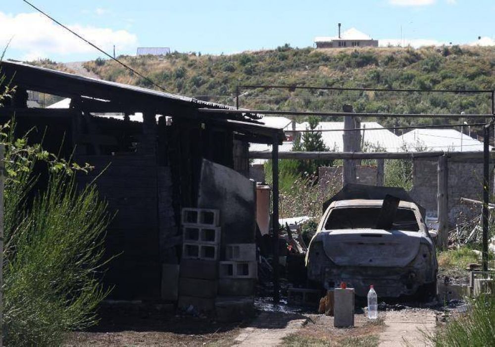 Tiros y fuego en un violento amanecer en Bariloche