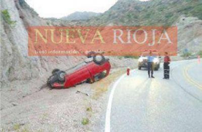 Tres j�venes heridas al volcar su auto entre Huaco y Sanagasta