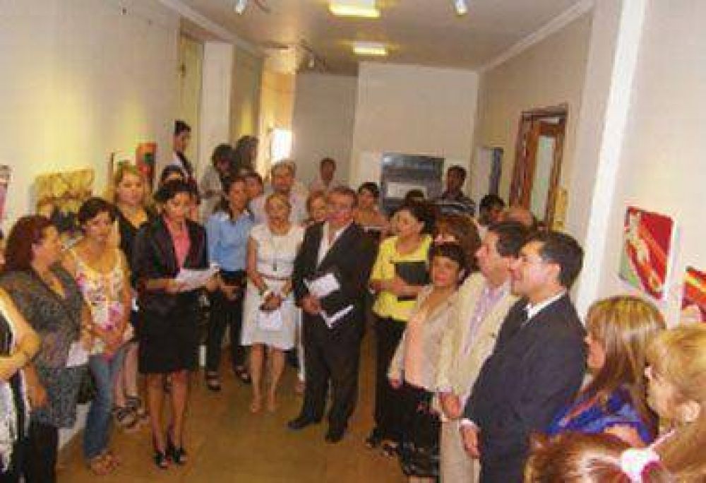 Inauguraron muestra de pinturas en la Legislatura