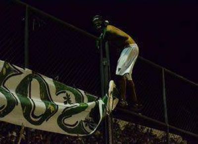 Golpean a jefes policiales y roban equipo de comunicaci�n
