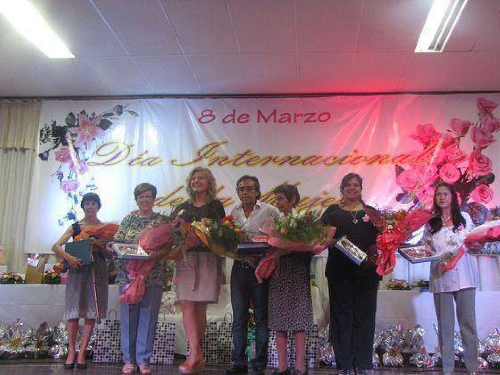 Guzm�n homenaje� a las mujeres