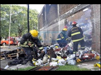 Se incendi� un dep�sito de cartones y papeles en barrio La Floresta