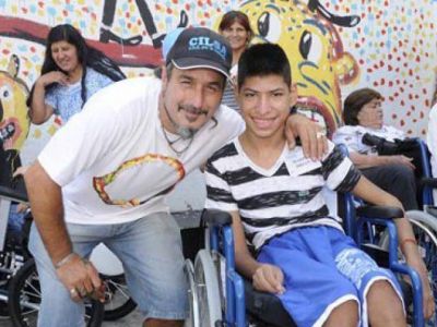 El Mono de Kapanga entreg� sillas de ruedas con CILSA