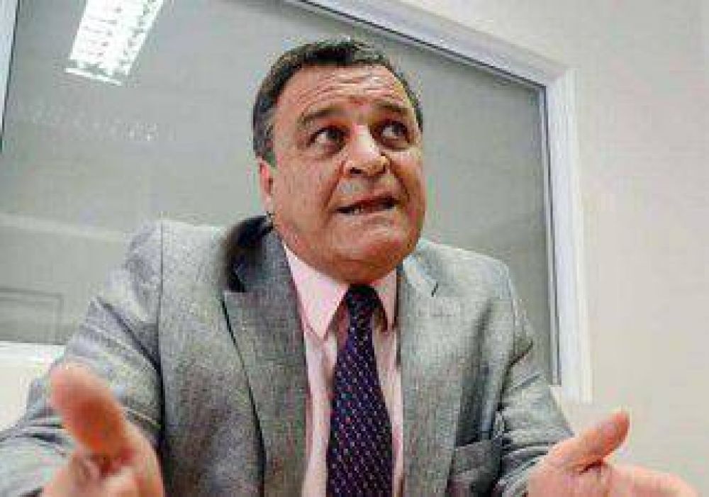 �Hay opositores que salvan el mes con una denuncia o un panfleto� 