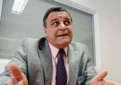 �Hay opositores que salvan el mes con una denuncia o un panfleto� 