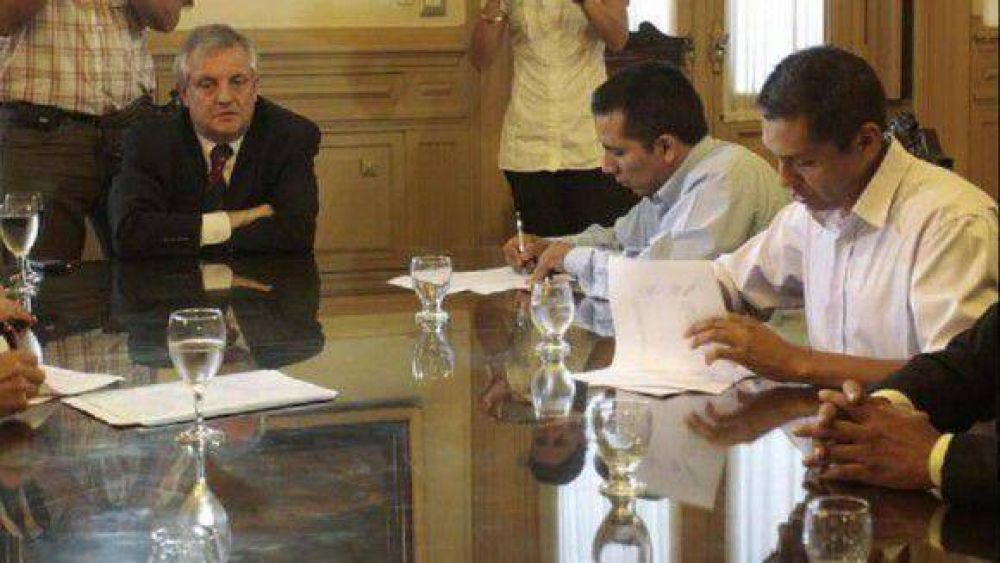 Casa�as: �El gobierno fija tope para los salario pero no para con la presi�n fiscal�