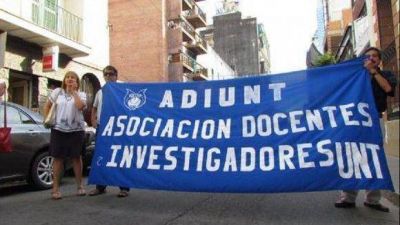 Asamblea y concentraci�n de los docentes e investigadores de la UNT
