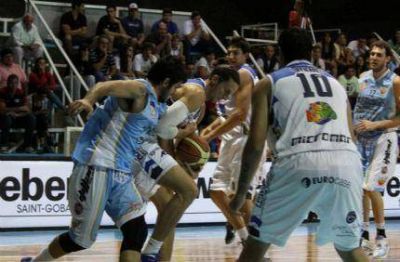 Pe�arol termin� la fase regular con un triunfo y se qued� con el tercer puesto