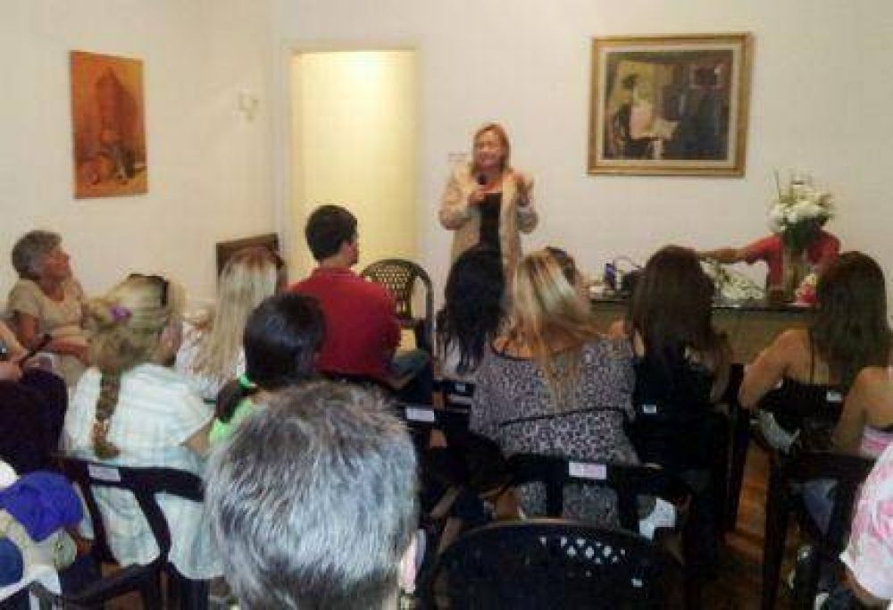 Claudia Bello en Jornada de trabajo con l�deres femeninas