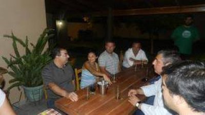 Jalil junto a vecinos