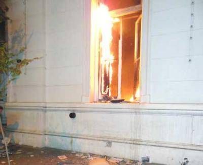 Manifestantes incendiaron sectores del edificio municipal