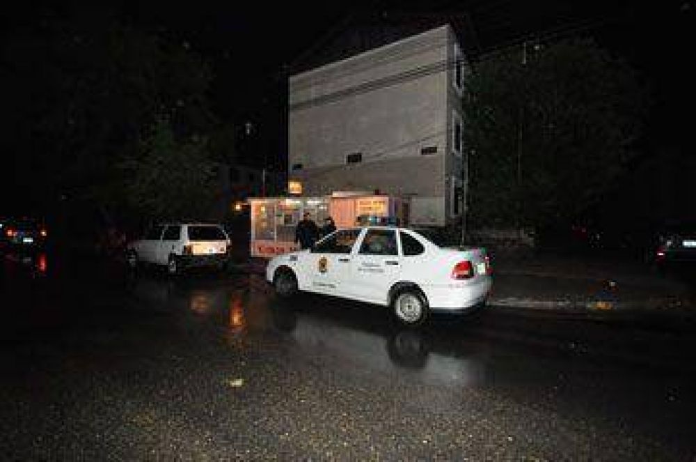 Dispararon contra un joven en plena calle