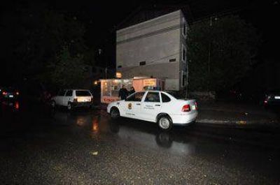 Dispararon contra un joven en plena calle