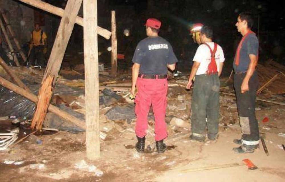 Tres personas lesionadas tras caerse el techo en una vivienda